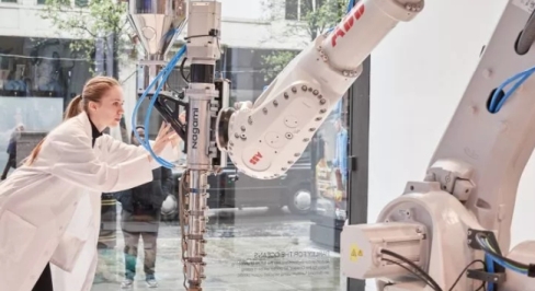 ABB-Roboter glänzt mit 3D-Druck-Show im Londoner Kaufhaus Selfridges