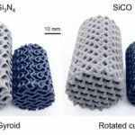 Die_3D-gedruckten_Gyroiden_und_rotierten_Würfelstrukturen_vor_und_nach_ihrer_Umwandlung_in_verschiedene_Keramiken