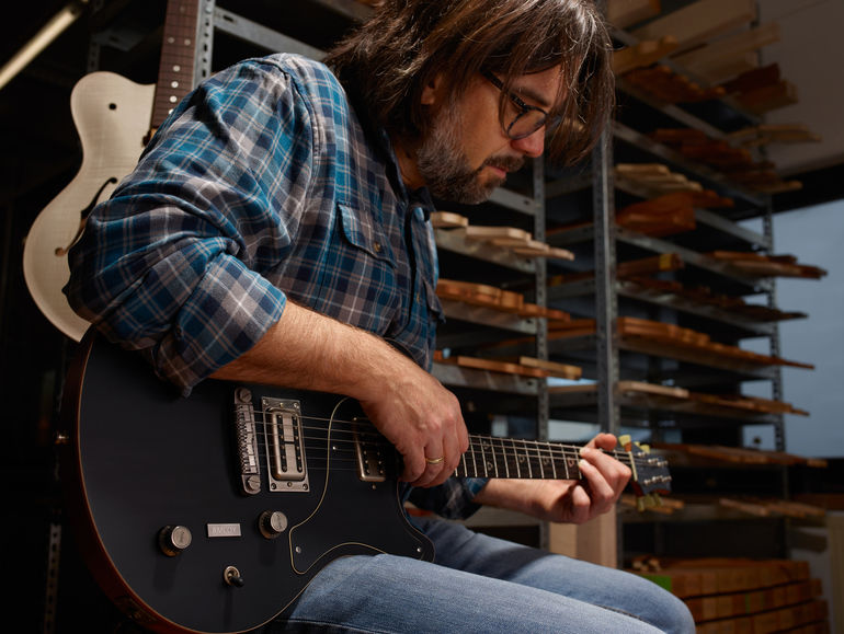 Heraeus und Nik Huber Guitars bauen Gitarre mit amorphen Metallen